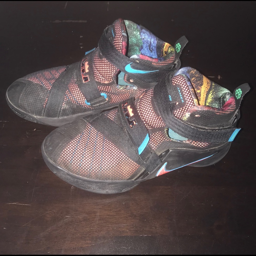 Boys NIKE LeBron Soldier 9 High Tops Size 4Y 2015